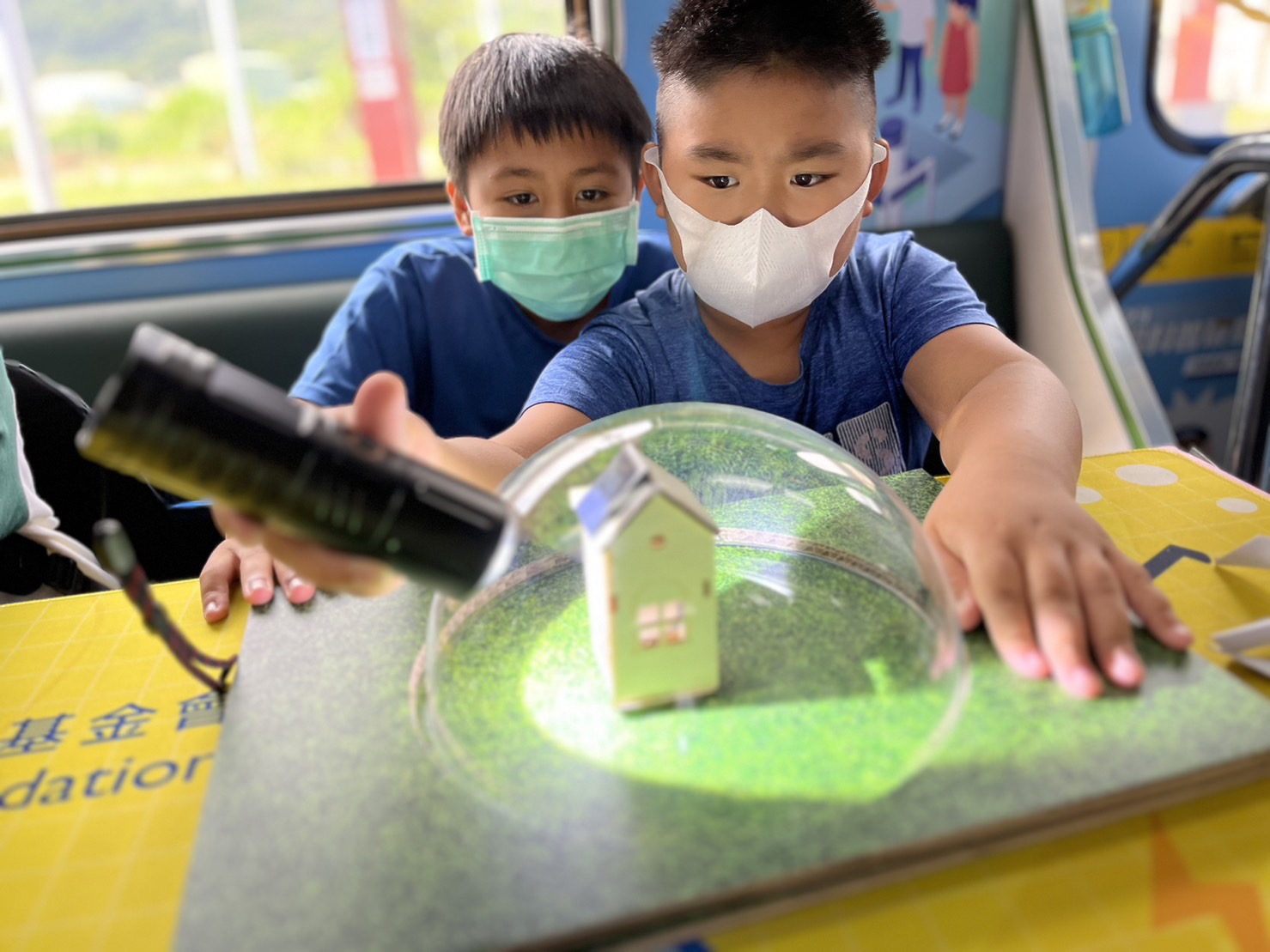 ng28南宫相信品牌力量參與基礎科學主題車廂，以STEAM教學精神，設計「逐日科學家」、「太陽能工程師」以及「淨零建築師」三大能源科普課程和實驗